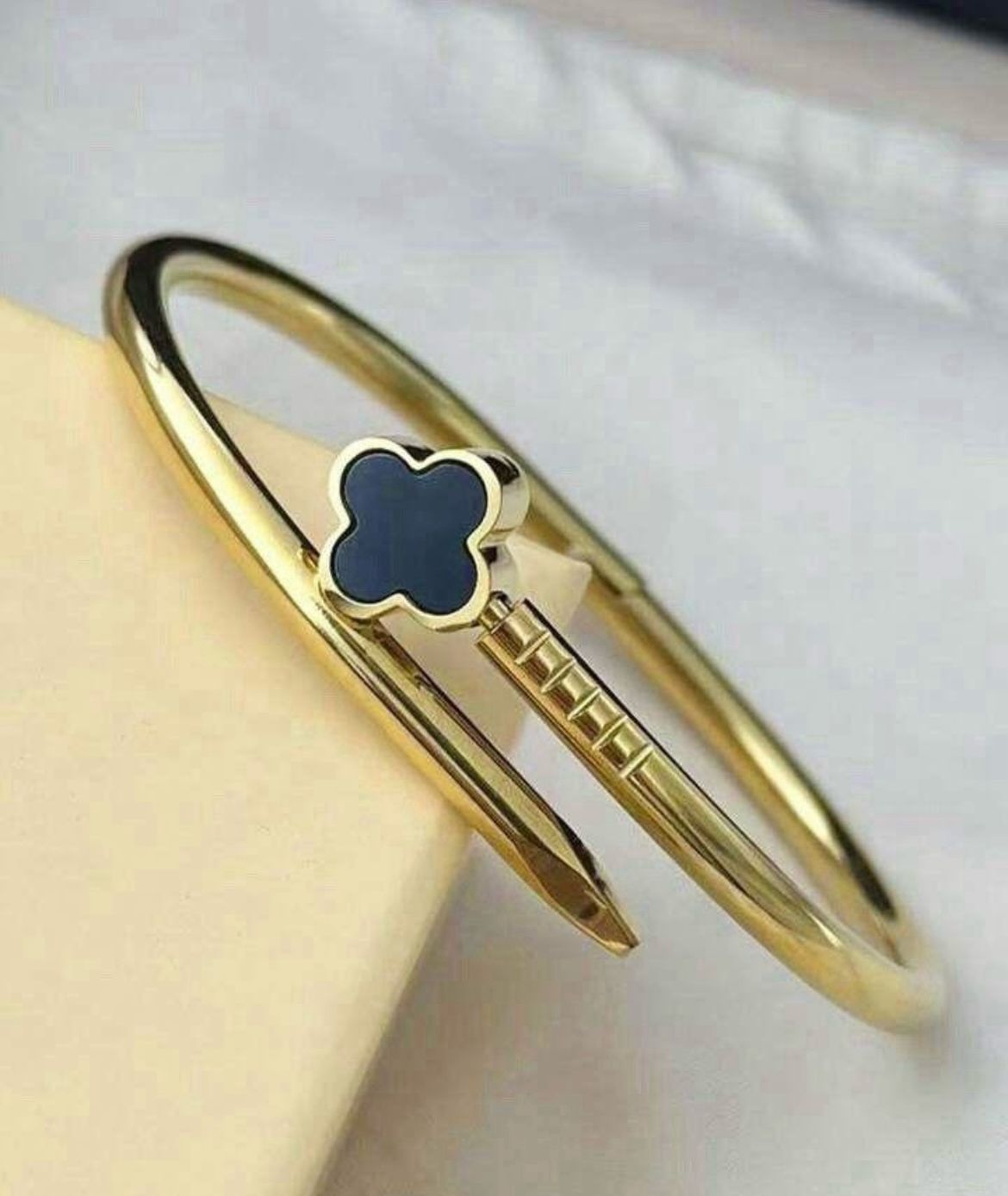 Noir Clover Nail Gold Kada