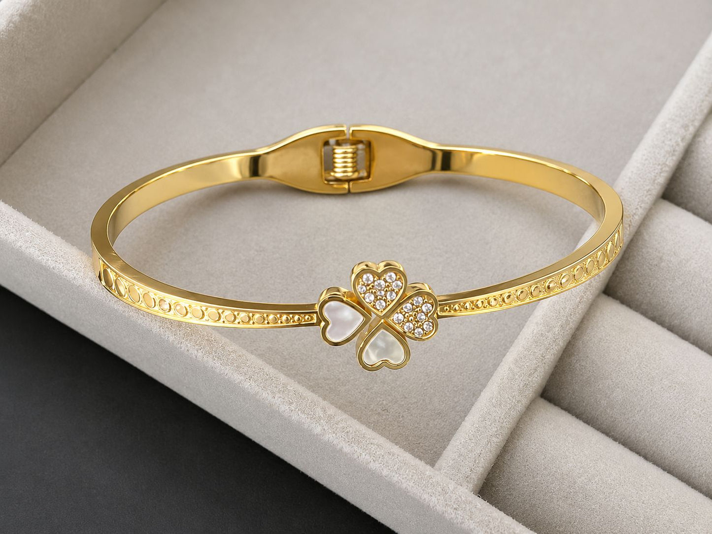 Lucky Heart Clover Gold Kada