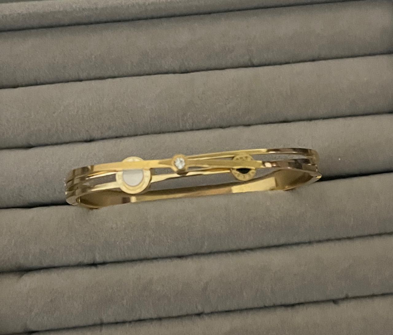Celeste Minimal Charm Kada