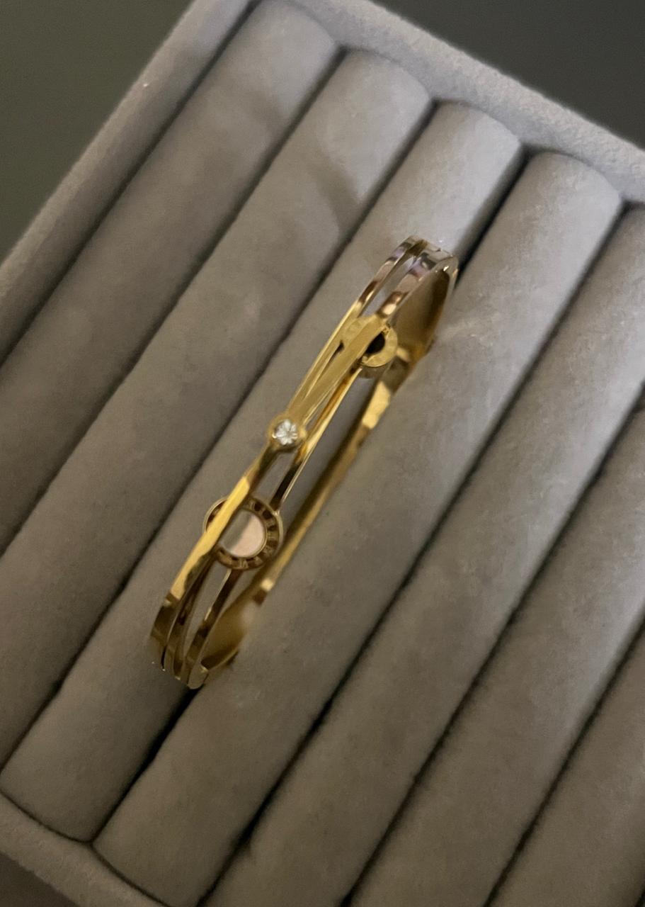 Celeste Minimal Charm Kada