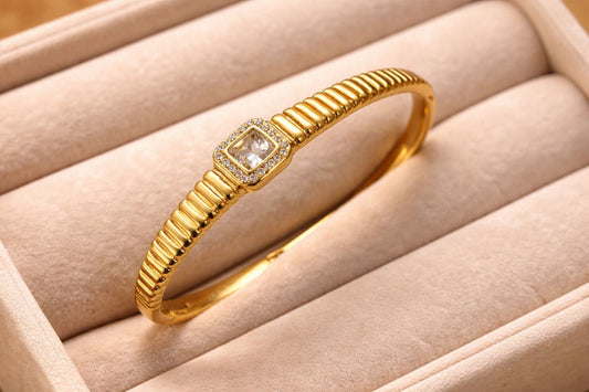 Regal Ribbed Crystal Kada
