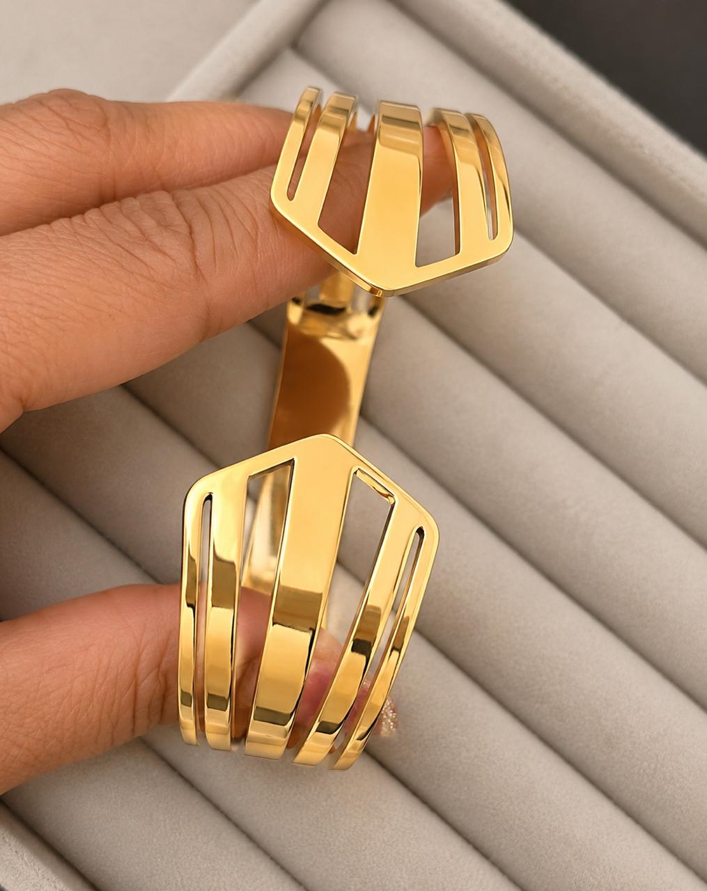 Aria Sculpt Gold Kada
