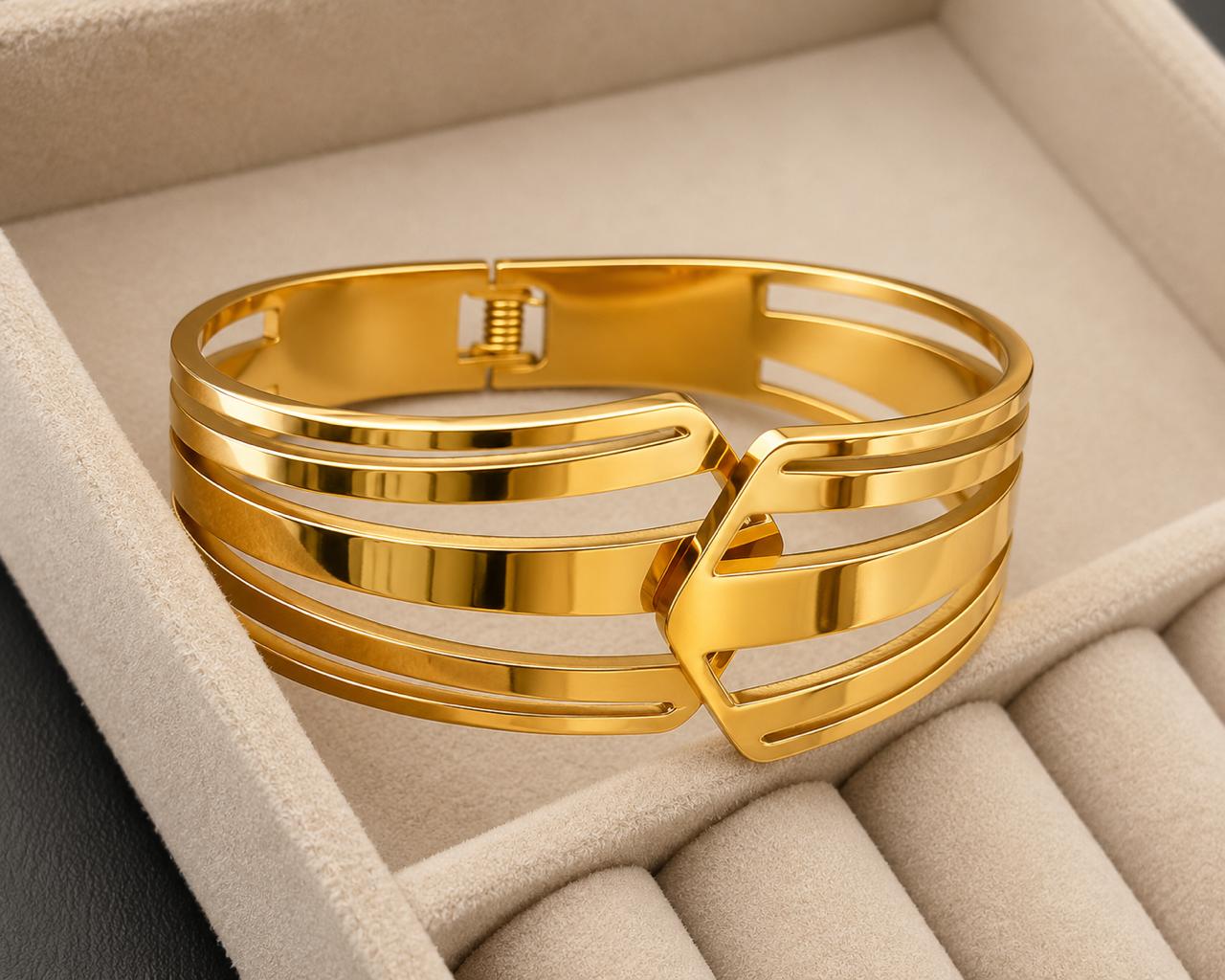 Aria Sculpt Gold Kada