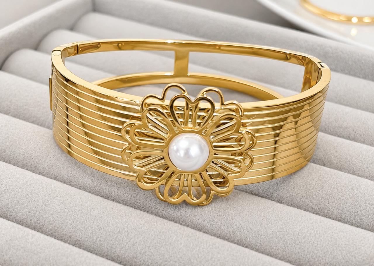 Aurora Pearl Bloom Gold Kada