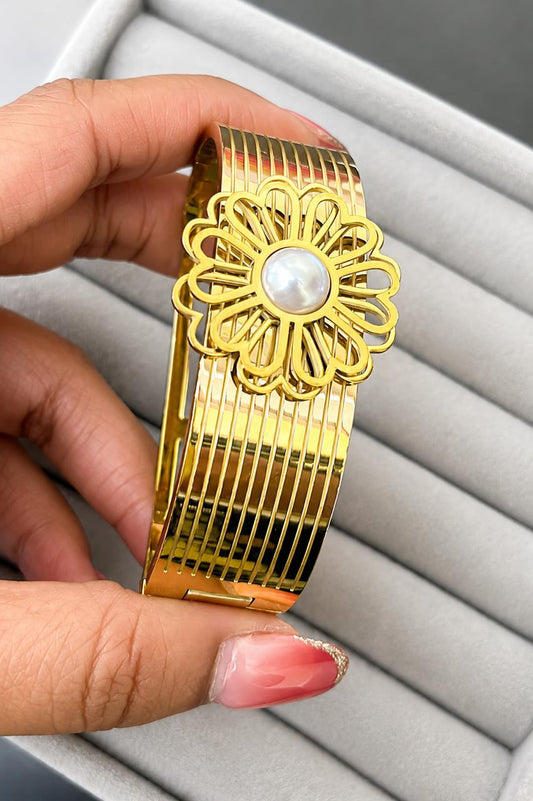 Aurora Pearl Bloom Gold Kada