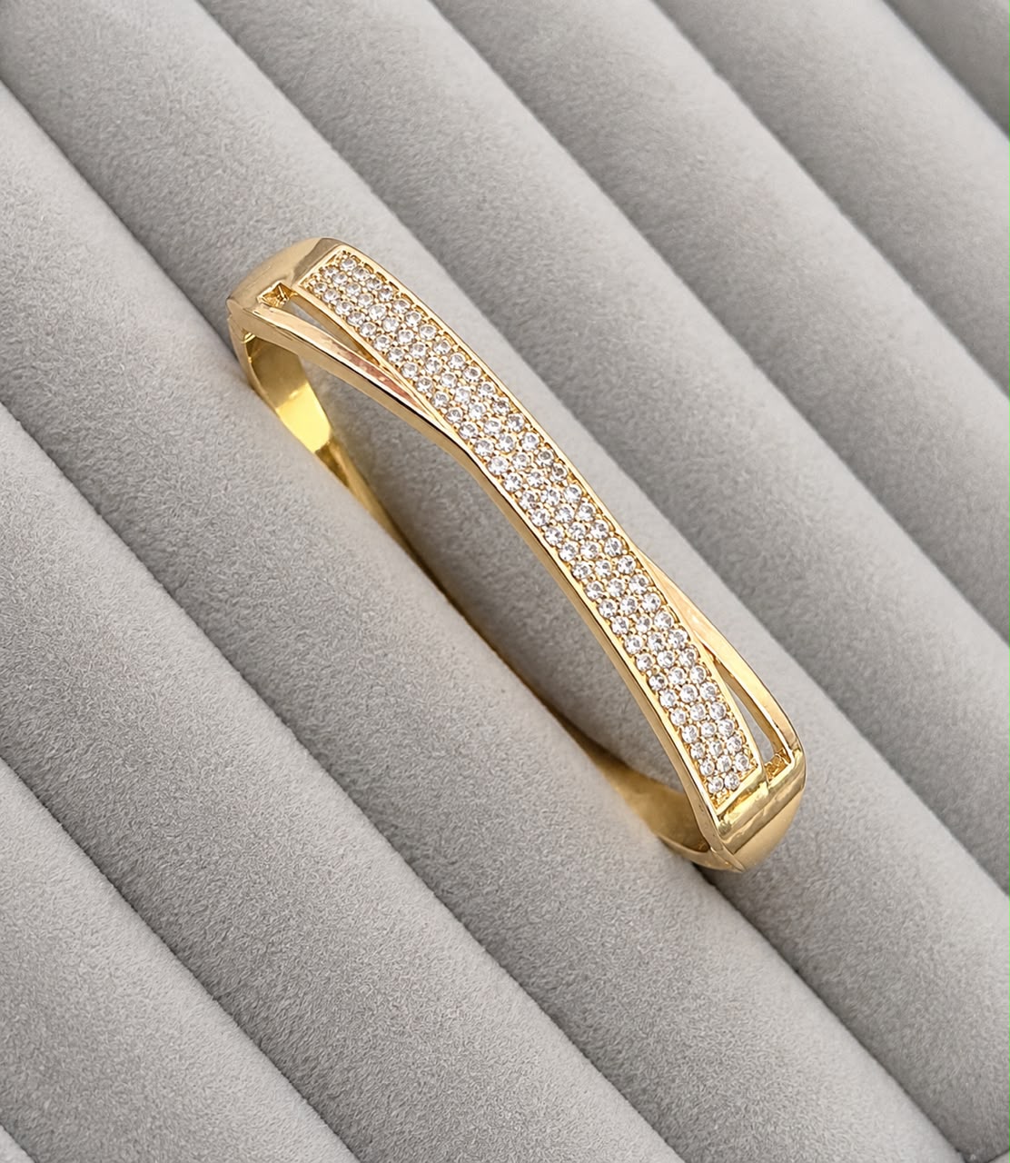 Radiant Curve Zircon Kada (SMALL SIZE)